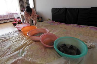 北仑楼上漏水，住户失联，小区没物管，业主维权难！律师来支招……